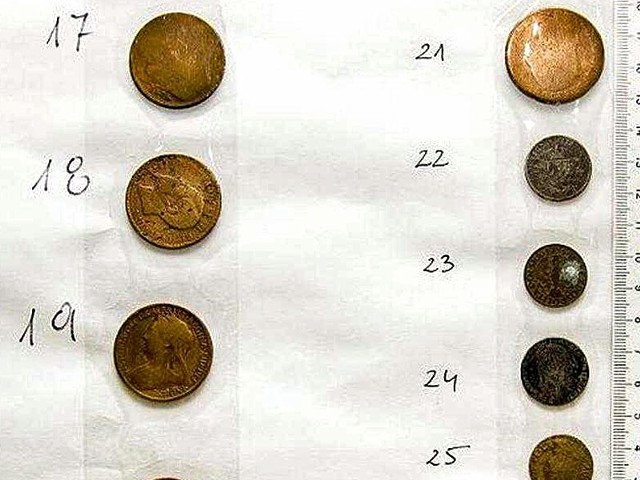 Niektóre z monet znalezione w bagażu podróżnej.
