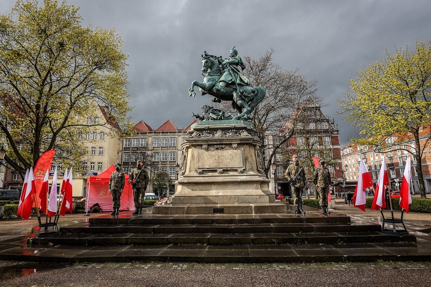 Gdańsk: tradycyjnie uczczono 230. rocznicę uchwalenia Konstytucji 3 Maja przy pomniku króla Jana III Sobieskiego [zdjęcia]