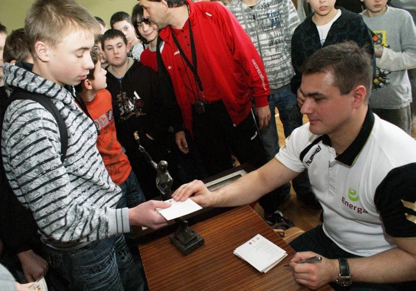 Gniewkowo. Leszek Blanik gościem uczniów miejscowego gimnazjum, czyli salto mistrza! 