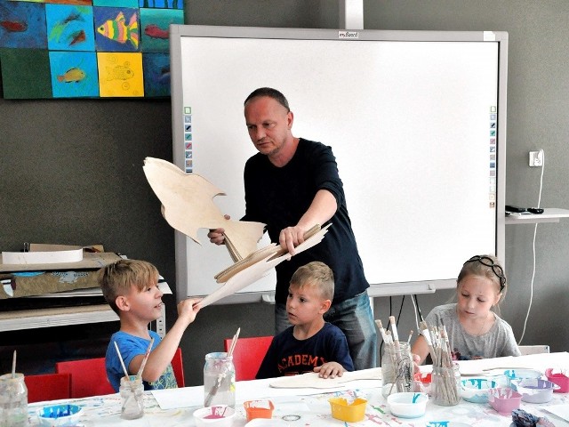 Marek Tomasik, lokalny artysta, twórca między innymi rzeźb z cyklu "Kamienne Twarze&#8221;, kolejny już raz udowadnia, że  wie jak zdobyć zainteresowanie najmłodszych