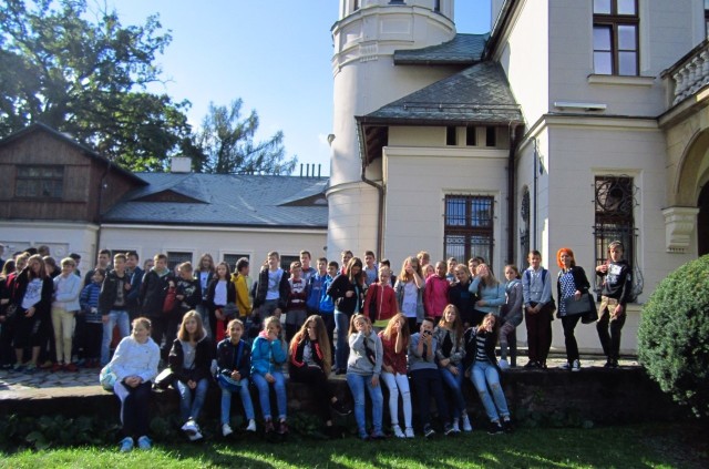 W integracyjnym rajdzie do Oblęgorka wzięło udział ponad 70 uczniów „Kopernika” z opiekunami.