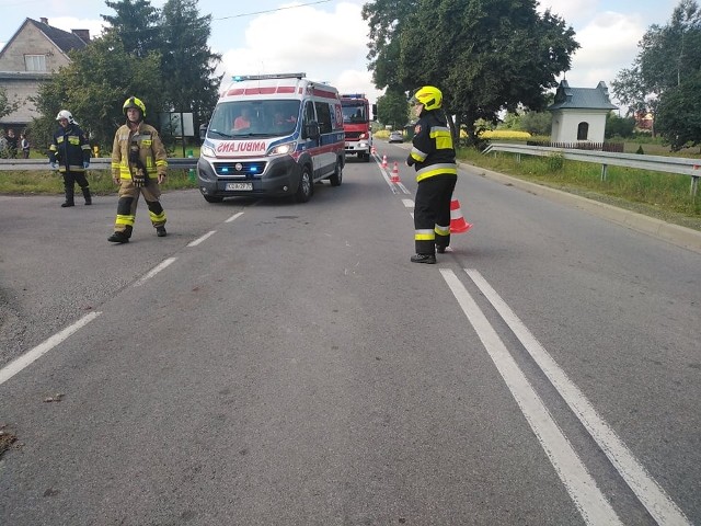 Wypadek w Borkach koło Szczucina z udziałem samochodu osobowego i motocykla na DW 982, jedna osoba trafiła do szpitala, 28.08.2021