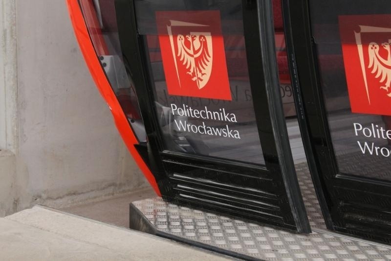 Wrocław: Wypadek Polinki. Przerażeni studenci krzyczeli. Kolejka nieczynna do odwołania (ZDJĘCIA)