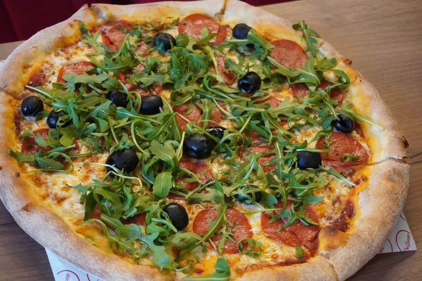 Sztandarowa pizza to Da Grasso ser, salami, oliwki czarne,...