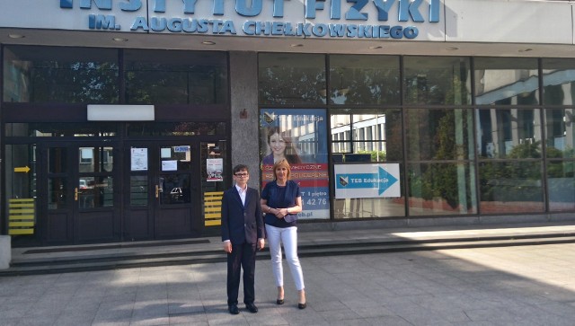 Norbert Augustyn, gimnazjalista z Opatowca, odebrał wyróżnienie wraz z opiekunem Elżbietą Szczęsną-Kusak, w Instytucie Fizyki Uniwersytetu Śląskiego.