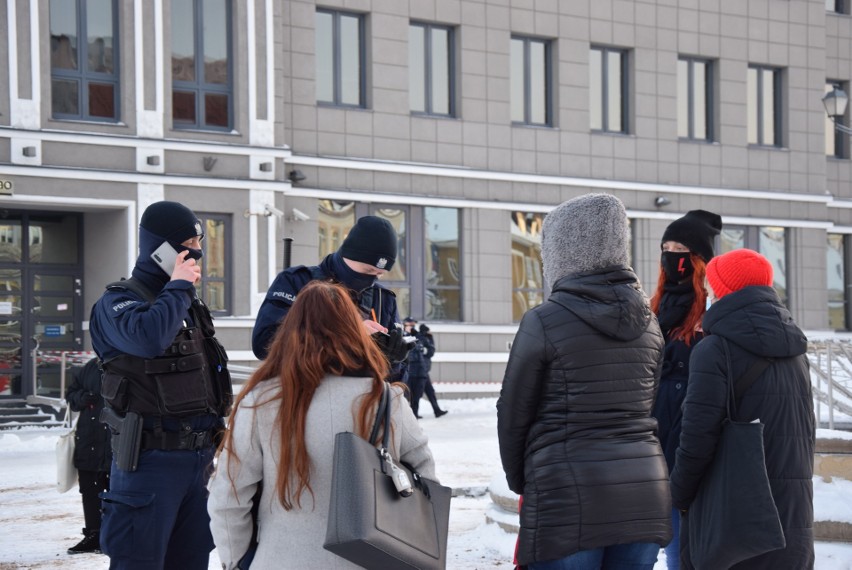 Protest kobiet w Białymstoku. Policja spisywała uczestników...
