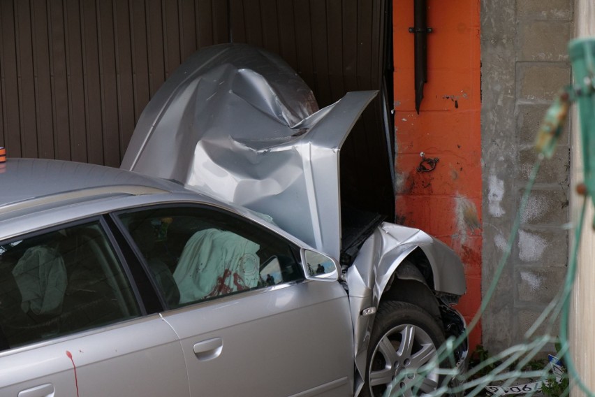 Wypadek na skrzyżowaniu ul. Marlicza i Romera w Szczecinie. Poszkodowane są 4 osoby. Auto wjechało w garaż. ZDJĘCIA – 27.04.2021