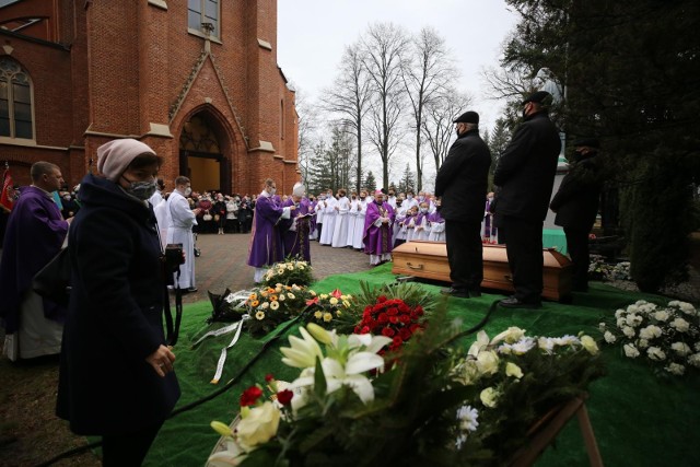 Ks. Grzegorz Wenzel nie żyje. Ostatnie pożegnanie odyło się na cmentarzu w Mikulczycach.