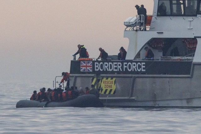 MSW Wielkiej Brytanii: Musimy powstrzymać łodzie i zatrzymać niemożliwe do zaakceptowania liczby ludzi ryzykujących życie podczas niebezpiecznych i nielegalnych przepraw.