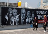Netanjahu pokazuje wyborcom środkowy palec. Kontrowersyjne plakaty wyborcze w Izraelu [WIDEO]   
