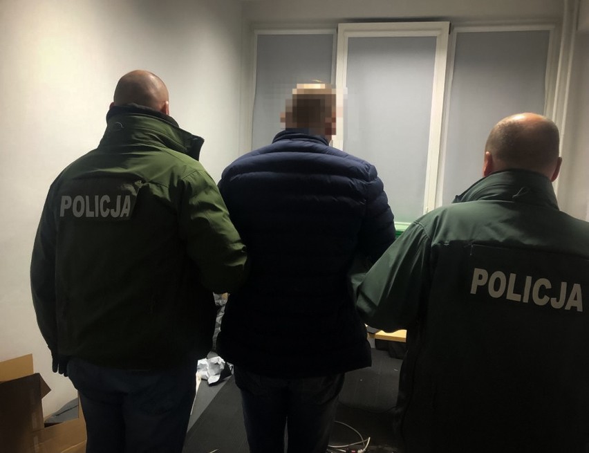 Policja nakryła fałszerzy dowodów osobistych wyłudzających na nie kredyty. 400 tys. zł. strat, blisko 500 zarzutów, 2 zatrzymanych i areszt