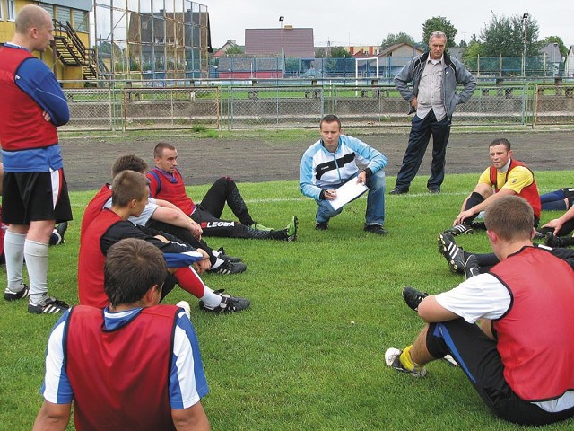 Nowy szkoleniowiec piłkarzy Tura Grzegorz Pieczywek (w środku w niebieskiej bluzie) tłumaczy swoim podopiecznym, jak mają grać