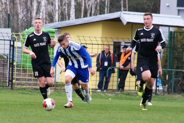 Czarni Połaniec – Sokół Sieniawa 0:0Czarni: Gnatek 7 - Misztal 6, Zięba 6, Załucki 6, Wątróbski 6 - Krępa 6 (82. Meszek nie klas.), Karólak 6, Buczek 6, Dereń 6 (65. Bawor 3), Skiba 0 ŻŻCZ 57 - Tetlak 6 (71. Ryguła nie klas.).Zespół Czarnych po raz pierwszy prowadził Krzysztof Łętocha, który na stanowisku trenera kilka dni temu zastąpił Piotra Mazurkiewicza.Mecz był wyrównany. Gospodarze mieli kilka okazji do zdobycia bramki. Najpierw groźnie uderzył Damian Skiba, dobra okazję miał też Mateusz Załucki, ale jego uderzenie w ładnym stylu obronił bramkarz Sokoła.Od 57 minuty zespół z Połańca musiał grać w dziesiątkę. Drugą żółtą, a w konsekwencji czerwoną kartkę otrzymał Damian Skiba. Od tego momentu inicjatywę przejął Sokół, grający z przewagą jednego zawodnika, ale w bramce Czarnych dobrze radził sobie Piotr Gnatek.-Sokół to niewygodny rywal, ale nasz zespół pokazał się z dobrej strony. Była walka, ambicja, trochę plany pokrzyżowała nam czerwona kartka Damiana Skiby. Gdybyśmy grali w komplecie, to może powalczylibyśmy o komplet punktów. Ale ten mecz to dobry prognostyk na przyszłość - mówił Zbigniew Kolera, prezes Czarnych.Zapraszamy do obejrzenia galerii zdjęć z tego spotkania autorstwa Tomasza Kaczmarczyka. Dorota Kułaga