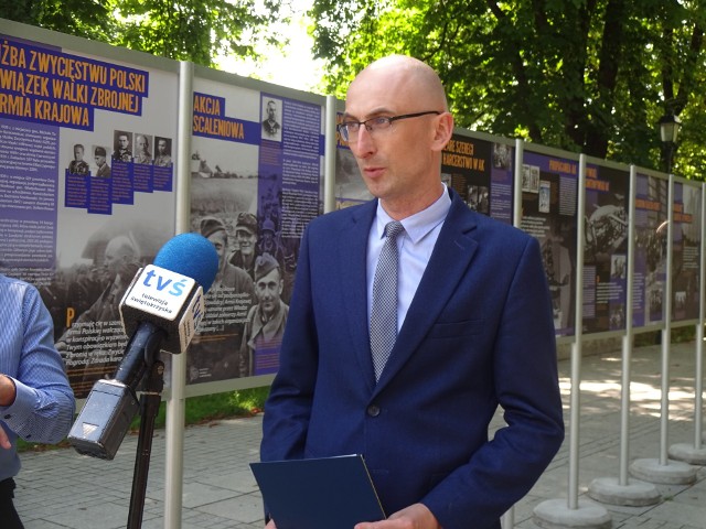 Główne uroczystości upamiętniające 79. rocznicę wybuchu powstania warszawskiego przedstawił doktor Robert Piwko, naczelnik Delegatury IPN w Kielcach
