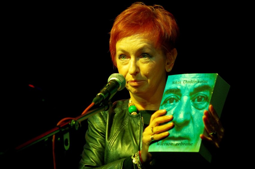Anna Kochnowicz prezentuje antologię "Wiersze wybrane"...