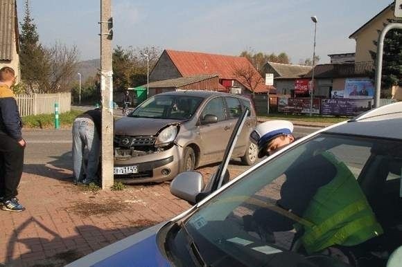 Nissan note po zderzeniu z oplem astrą na skrzyżowaniu dróg w podkieleckich Mąchocicach. 