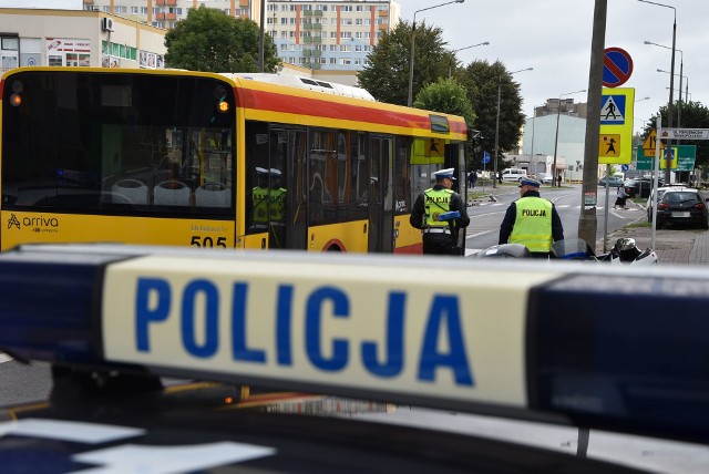 W poniedziałek około godz. 9.30 przy skrzyżowaniu ulic Powstańców Wielkopolskich i Legionów autobus potrącił 12-letnią dziewczynkę. Poszkodowana trafiła do szpitala. Na szczęście doznała jedynie otarć naskórka. Policjanci na miejscu ustalili, ze kierowca autobusu nie ustąpił dziewczynce pierwszeństwa na przejściu dla pieszych. Zdarzenie zostało zakwalifikowane jako kolizja. Sprawca był trzeźwy. Został ukarany mandatem karnym.