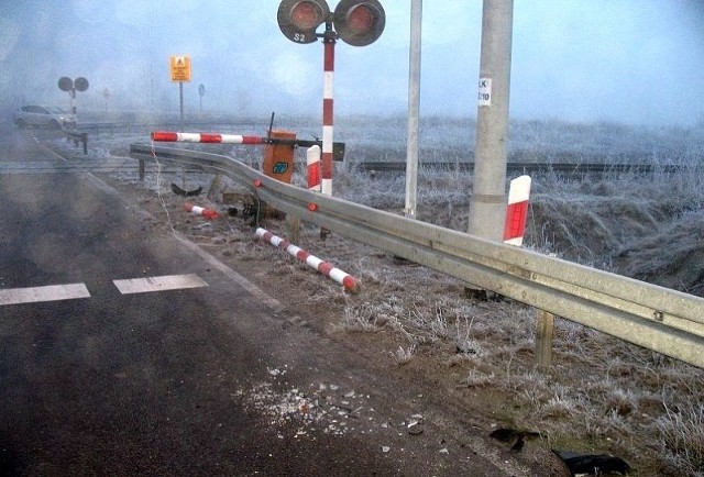 42-letni kierowca renault podróżując razem z trzema pasażerami rozbił zaporę i wjechał na przejazd. On i pasażerowie cudem uniknęli śmierci.