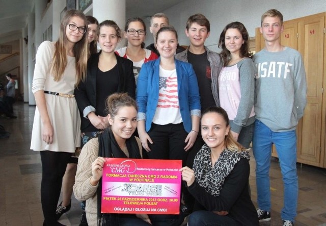 Zuzanna Gruszka (z lewej) i Zuzanna Chodyń, tancerki z CMG i ich koledzy z klasy w liceum katolickim zachęcają do oddawania głosów na CMG.
