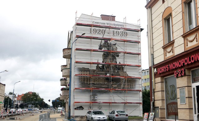 Mural  upamiętniający międzywojenne Centrum Wyszkolenia Kawalerii powstał na kamienicy przy ul. Chełmińskiej 84 w Grudziądzu