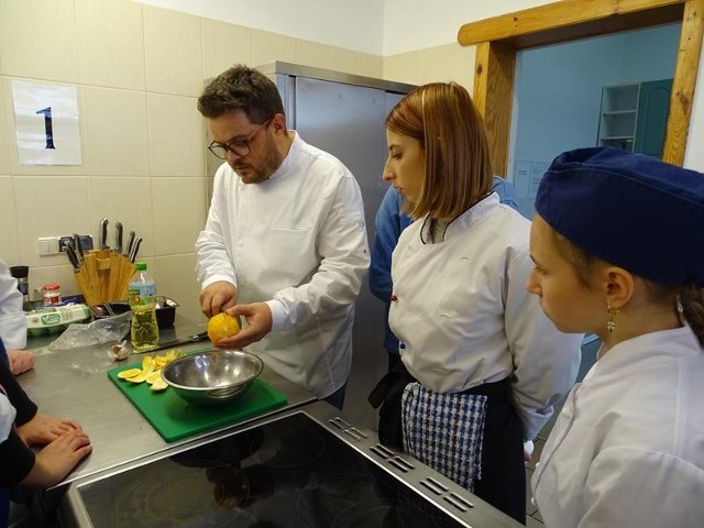 W Zespole Szkół Ponadpodstawowych w Łodzierzy odbyły się warsztaty kulinarne z Danielem Władymirowem,  uczestnikiem polskiej edycji MasterChefa.