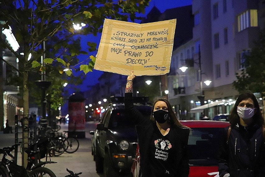 Trybunał Konstytucyjny: delegalizacja aborcji z powodu ciężkich wad płodu. Łodzianie protestowali przed siedzibą PiS ZDJĘCIA