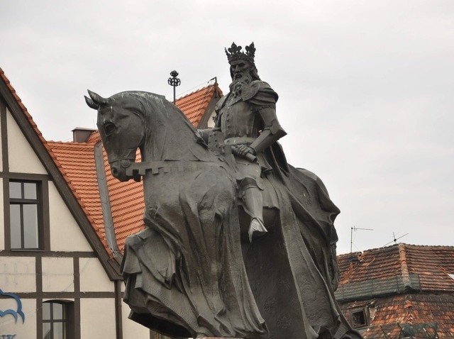 19 kwietnia 1346 roku król Kazimierz III Wielki wystawił przywilej lokacyjny dla Bydgoszczy. Po z górą 600 latach bydgoszczanie wystawili królowi dobroczyńcy konny pomnik, a uniwersytet nazwali jego imieniem. 