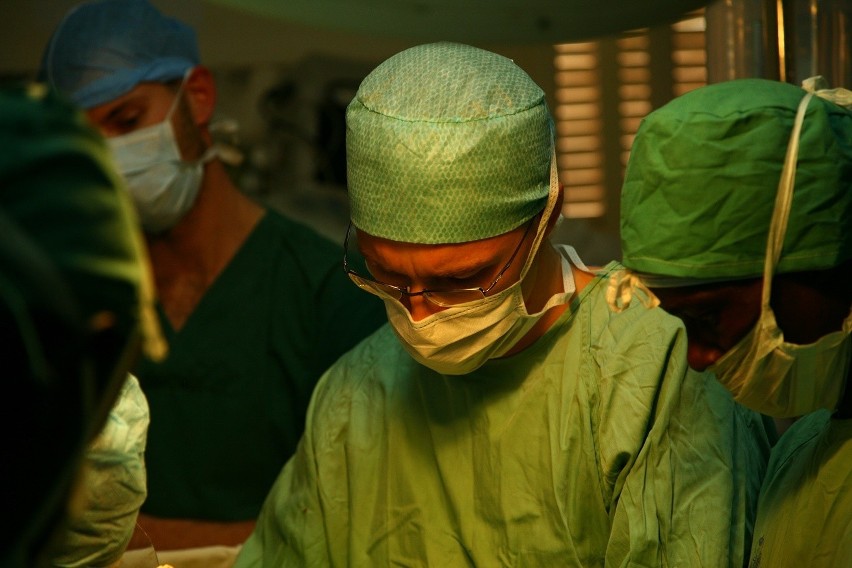 Bielsko-Biała: młody lekarz poleciał do Tanzanii operować pacjentów 