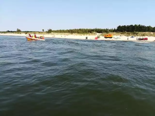 Morze wyrzuciło na plażę w Piaskach zwłoki mężczyzny. Zwłoki na plazy koło Krynicy Morskiej 6.08.2018