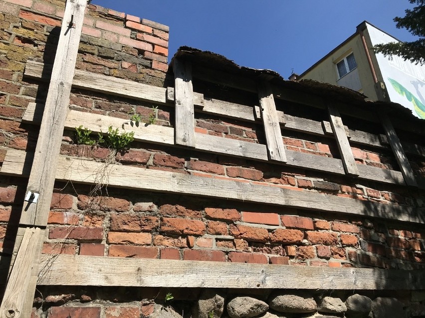 Średniowieczny zabytkowy mur obronny w Słupsku do rozebrania i... zbudowania na nowo, o ile będą pieniądze