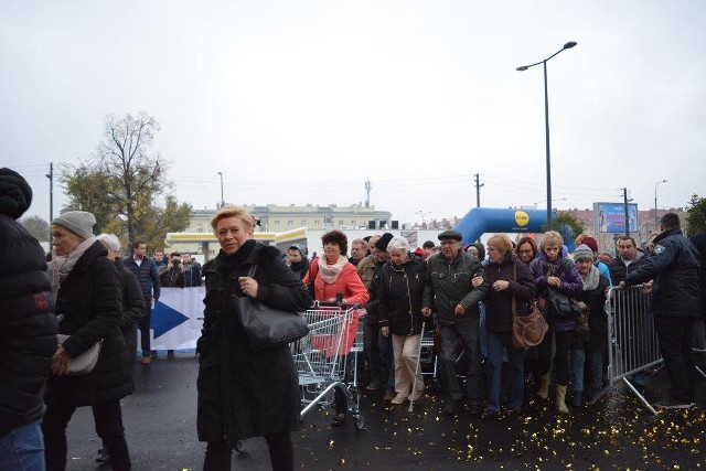 W czwartek (20 października) rano przy ul. Wilkońskich w Poznaniu (w pobliżu skrzyżowania ul. Dąbrowskiego i Żeromskiego) otwarty został 600. Lidl w Polsce. Pierwsi klienci w kolejce ustawili się, gdy jeszcze było ciemno. O godz. 8, kiedy odsunięto barierki, do środka sklepu "wlał" się prawdziwy tłum. Przybyłych skusiło hasło "600 nagród na 600. otwarcie". Do wygrania (co godzinę - 60 nagród) są m.in. rowery i bony na zakupy. "To prawdziwe szaleństwo" - komentowali poznaniacy. Koło sklepu otwarto też 2 stacje do ładowania elektrycznych samochodów oraz pierwszą w stolicy Wielkopolski sponsorowaną stację rowerów miejskich. W tym roku w Poznaniu otwarty zostanie jeszcze m.in. Lidl przy ul. Palacza.