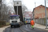 Drogowcy kładli wczoraj asfalt na ulicy św. Wawrzyńca w Nakle