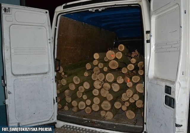 W kontrolowanym samochodzie policjanci znaleźli drewno pochodzące najprawdopodobniej z kradzieży