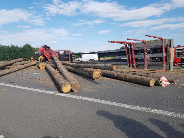 Wielkie bele drewna przewożone TIR-em spadły na drogę krajową, blokując trasę pod Orońskiem.