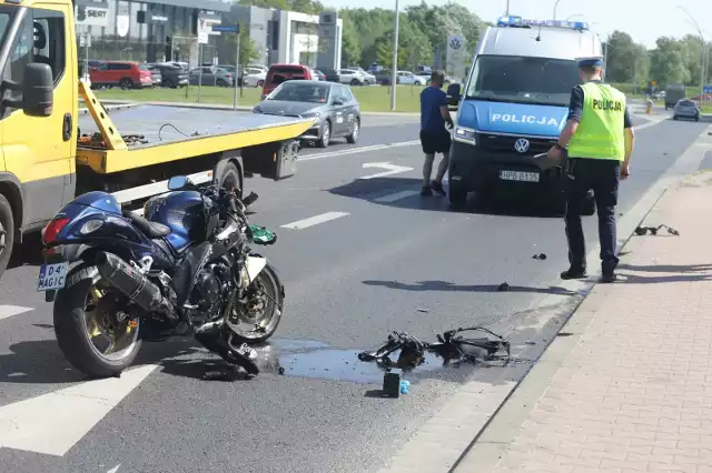 W Białych Błotach doszło do zderzenia samochodu osobowego z motocyklem.