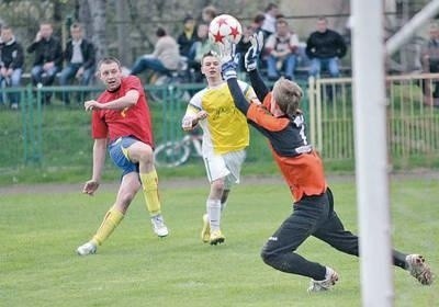 Ten strzał Łukasza Ślusarka z Podhala, bramkarz Wierchów Jakub Nykaza obronił. Przy dwóch innych był jednak bez szans. Fot. Maciej Zubek