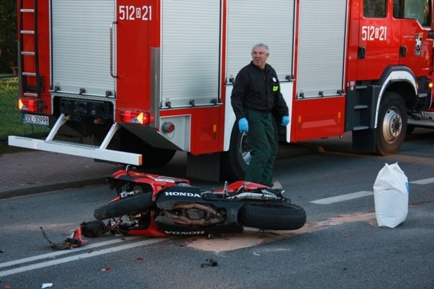 25-letni motocyklista uderzył w tira, zginął na miejscu (ZDJĘCIA)