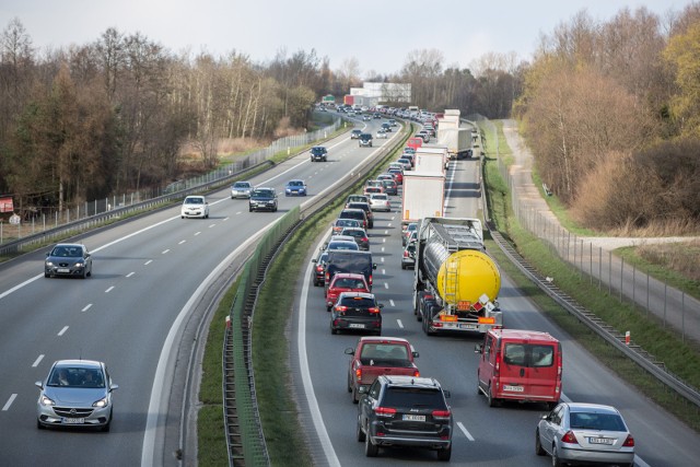 Na autostradzie A1 przed Włocławkiem tworzą się korki.