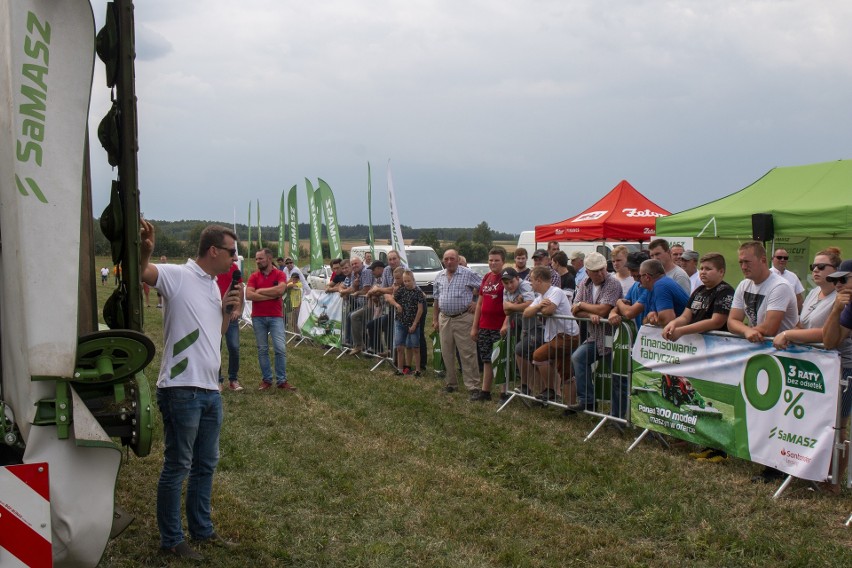 Manewry łąkowe SaMASZ-u w Żurobicach. Rolnicy przyjechali zobaczyć maszyny w akcji
