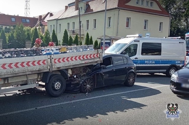 W porannym zdarzeniu na ul. Wrocławskiej brały udział samochód osobowy i dwa dostawcze, które zatrzymały się przed przejściem dla pieszych.