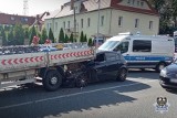 O krok od tragedii w Wałbrzychu! Samochodem osobowym wbiła się w naczepę wypełnioną butlami z gazem