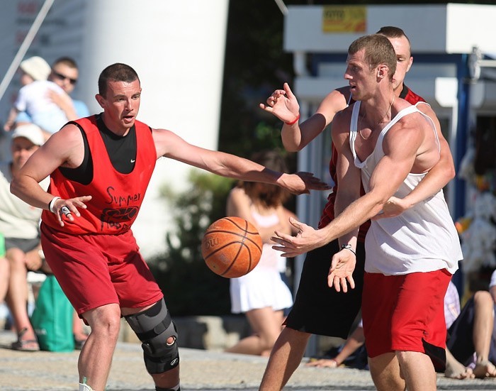 Turniej koszykówki ulicznej Streetball na promenadzie w...