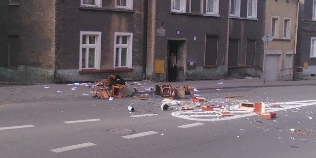 Awantura w Wałbrzychu, na ul. 11 Listopada młody mężczyzna wyrzucał przez okno mieszkania wyposażenie lokalu. Na jezdnię poleciał telewizor, meble, garnki, naczynia i inne przedmioty