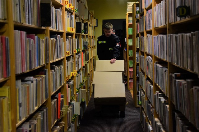 Przenosiny książek z magazynu krzeszowickiej biblioteki. W transporcie ze starego do nowego budynku pomagali strażacy