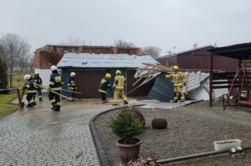 Wiatr zerwał dach z budynku gospodarczego w Buszkowicach pod Przemyślem. Interweniowali strażacy z OSP [ZDJĘCIA]