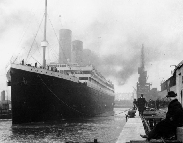 Nadchodzące ostrzeżenie. Tej niedzieli o 13:45 statek SS America przesłał Titanicowi depeszę, z której wynikało, że parowiec mknie prosto ku polu lodowemu. Z nieznanych przyczyn ta wiadomość nigdy nie trafiła na mostek kapitański.