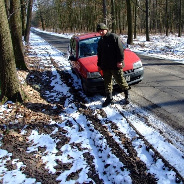 Droga pomiędzy Sieroniowicami i Balcarzowicami jest bardzo ciasna. Dlatego kierowcy zjeżdżają tutaj na pobocze.