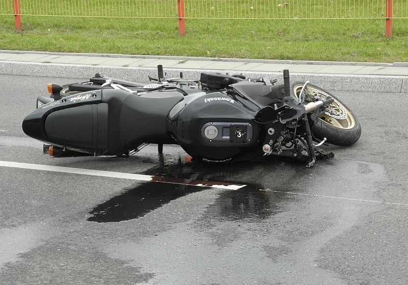 Motocykl zatrzymał się około stu metrów za rowerem.