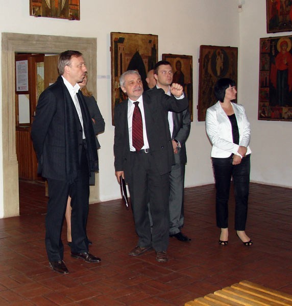Minister Bogdan Zdrojewski (w środku) podziwiał zbiory w Muzeum Historycznym w Sanoku. W piśmie do posła Babinetza podkreślał ich ponadregionalne znaczeniu dla polskiej, a także światowej kultury, ale jego działania stoją w sprzeczności ze słowami.