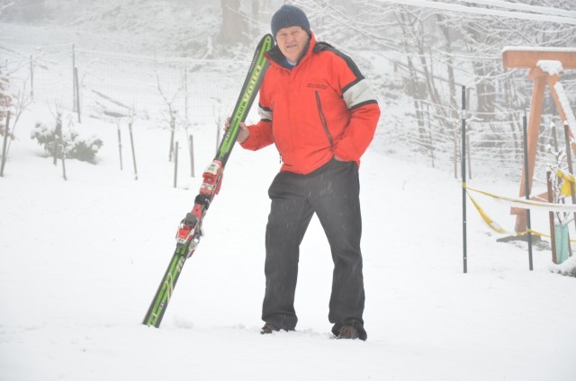 Na Przełęczy Salmopolskiej spadło kilkanaście centymetrów śniegu. Na zdjęciu ks. Jan Byrt, proboszcz miejscowej parafii ewangelickiej